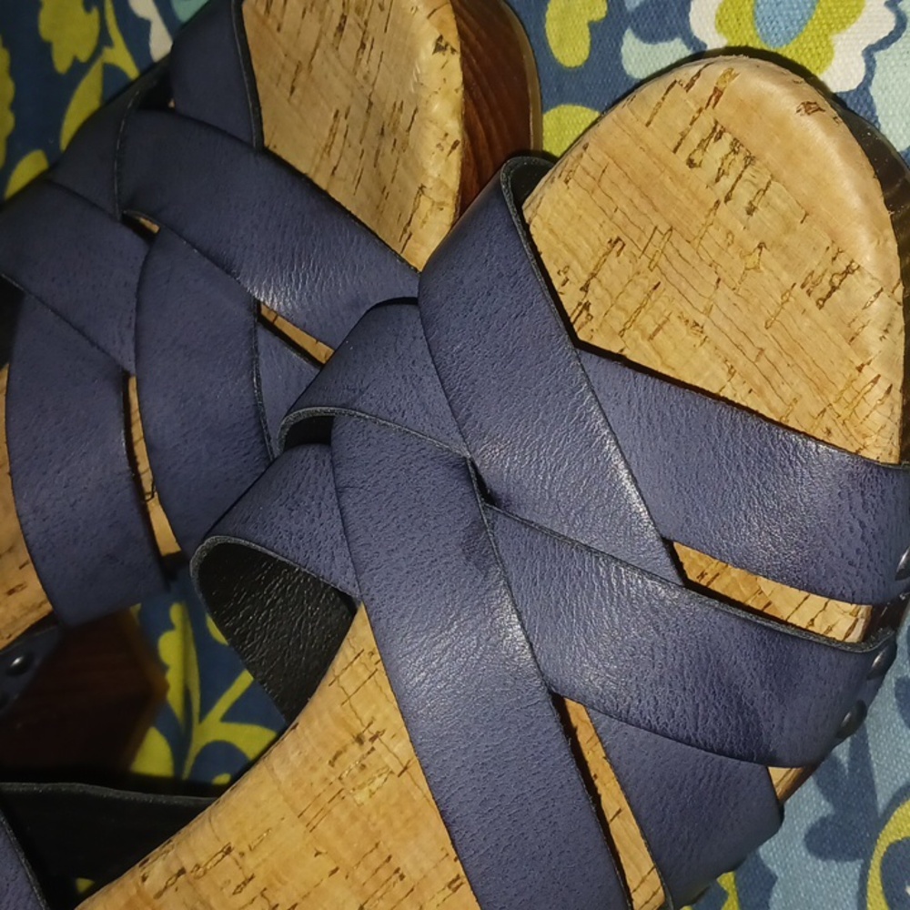 Korks Block Heel Sandals - Picture 8 of 9